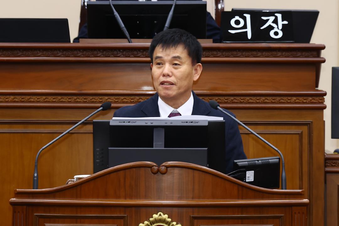 '제344회 제2차 본회의(2026년도 제1회 도정 및 교육행정에 관한 질문)' 게시글의 사진(13) '2026-04-02 제344회 제2차본회의(2026년도 제1회 도정 및 교육행정에 관한 질문) (13) 이영욱 의원.jpg'