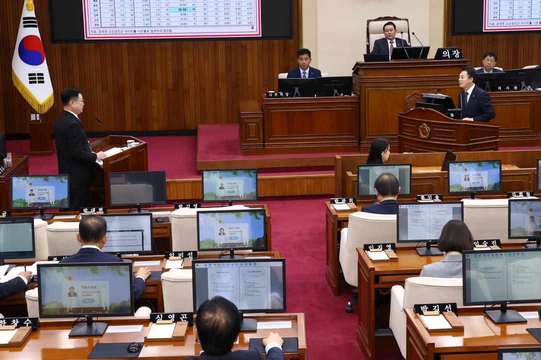 '제341회 제4차 본회의(제3차 도정 및 교육행정에 관한 질문)' 게시글의 사진(30) '2025-10-22 제341회 제4차 본회의(제3차 도정 및 교육행정에 관한 질문) (31) 강정호의원-경제국장.jpg'