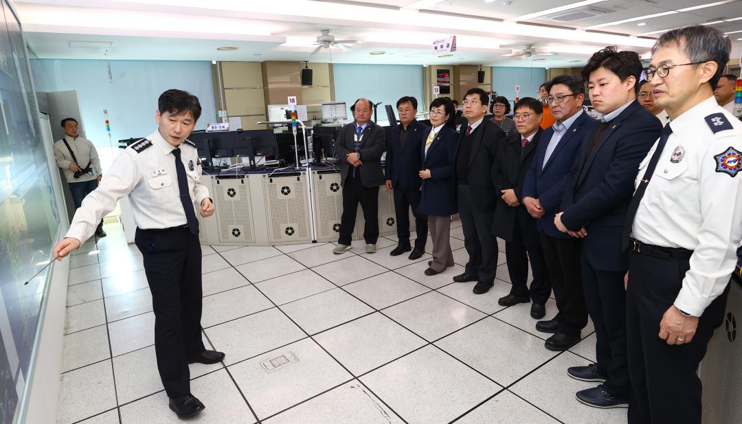 '안전건설위원회 강원특별자치도 119종합상황실방문' 게시글의 사진(9) '2025-02-11 안전건설위원회 강원특별자치도 119종합상황실방문 (10).jpg'