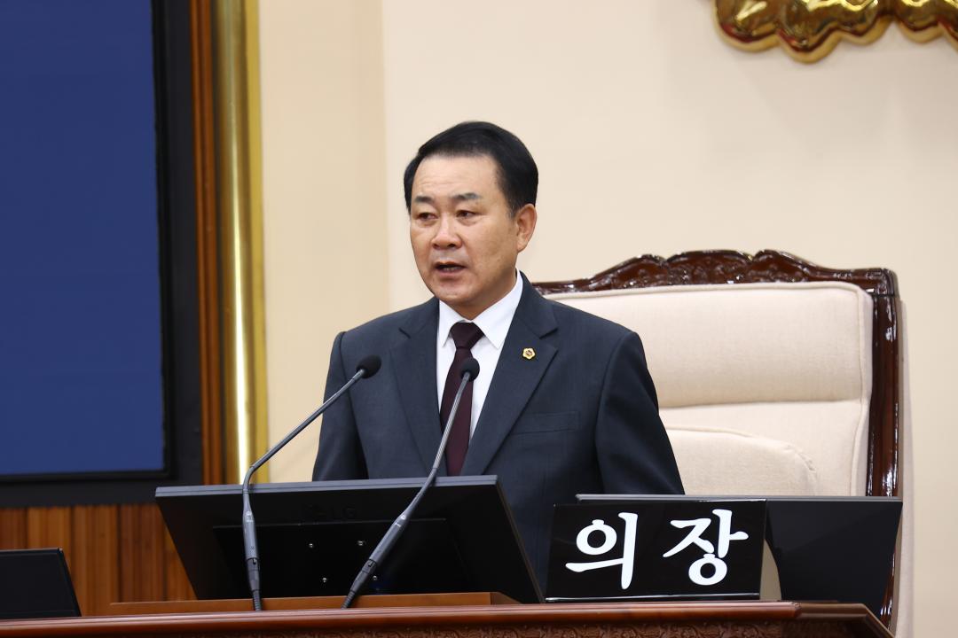 '제341회 제5차 본회의' 게시글의 사진(8) '2025-10-23 제341회 제5차 본회의 (8) 회의진행 김시성의장.jpg'