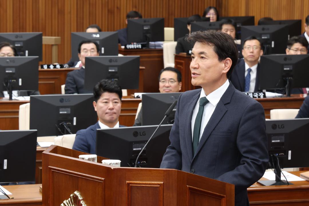 '제335회 제2차 본회의(제1차 도정 및 교육행정에 관한 질문)' 게시글의 사진(34) '2025-03-11 제335회 제2차 본회의(제1차 도정 및 교육행정에 관한 질문) (34) 김진태 도지사.jpg'