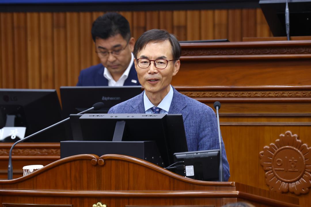 '제338회 제1차 본회의' 게시글의 사진(19) '2025-06-05 제338회 제1차 본회의 (19) 강원특별자치도 출범 2주년(강원도의회 개원69주년)기념 본회의 초청연설(이현훈교수).jpg'
