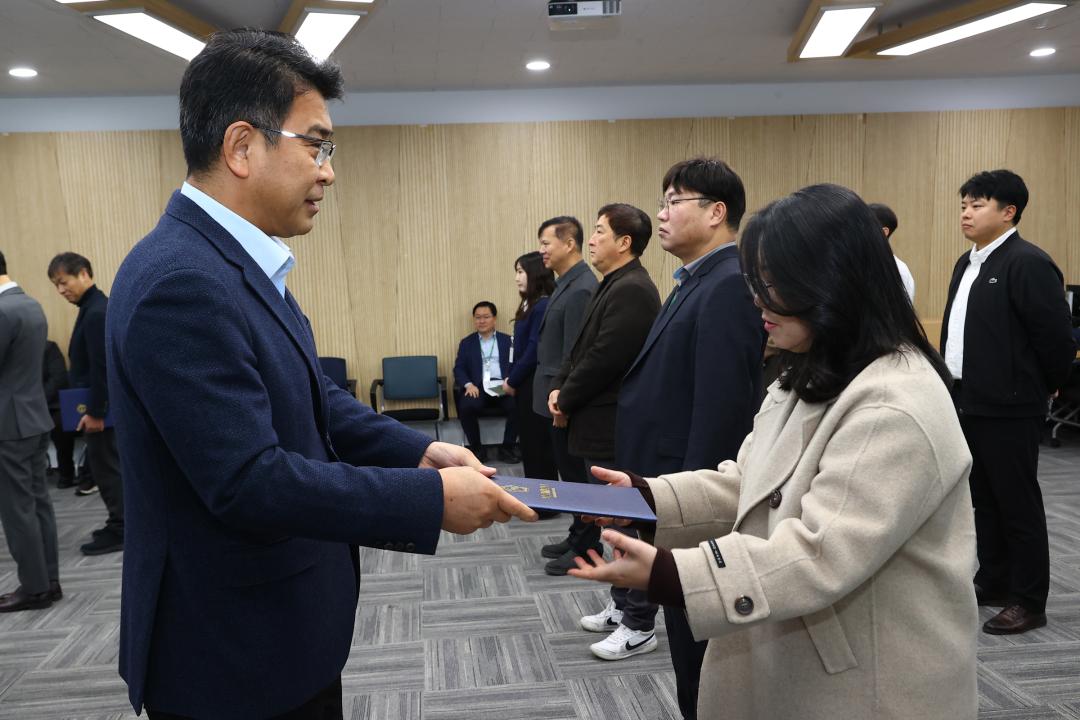 '2026년 강원특별자치도의회 인사발령 임용장 전달식' 게시글의 사진(23) '2026-01-12 2026년 강원특별자치도의회 인사발령 임용장 전달식 (23).jpg'
