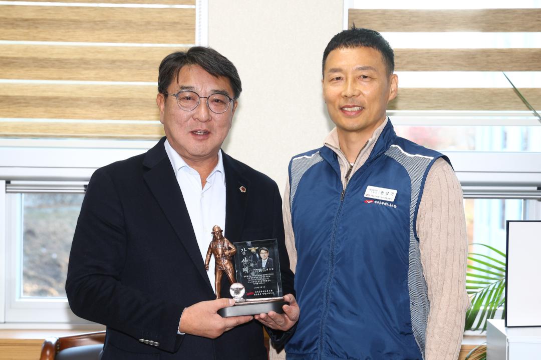 '전국공무원노동조합 소방본부 강원소방지부 안전건설위원회 감사패 전달식' 게시글의 사진(10) '2025-12-12 전국공무원노동조합 소방본부 강원소방지부 안전건설위원회 감사패 전달 (10).jpg'