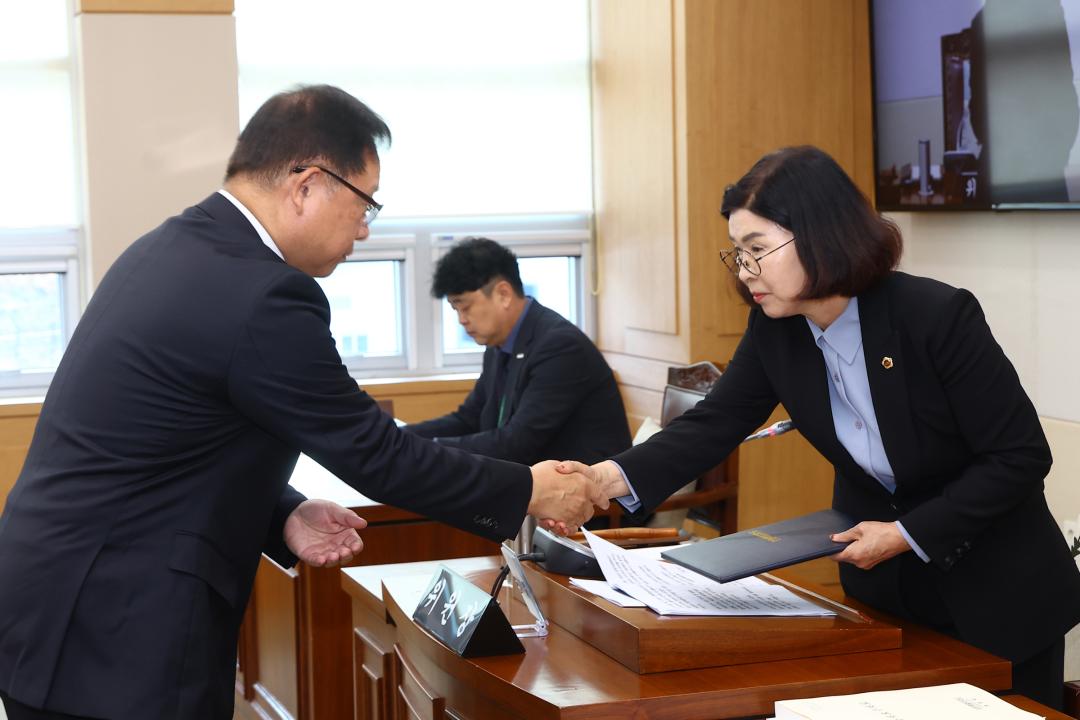 '2025년도 농림수산위원회 행정사무감사(농정국)' 게시글의 사진(12) '2025-11-13 2025년도 농림수산위원회 행정사무감사(농정국) (12).jpg'