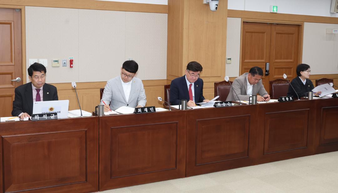 '제336회(폐회중) 제2차 강원특별자치도경제진흥원 인사청문특별위원회' 게시글의 사진(15) '2025-05-07 제336회 제2차 강원특별자치도경제진흥원 인사청문특별위원회 (15).jpg'