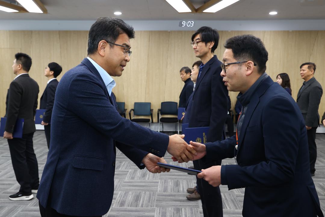 '2026년 강원특별자치도의회 인사발령 임용장 전달식' 게시글의 사진(21) '2026-01-12 2026년 강원특별자치도의회 인사발령 임용장 전달식 (21).jpg'