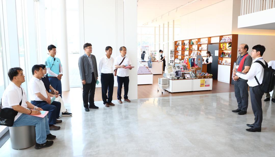 '강원특별자치도의회 한일국제교류협회 2025년 일본 돗토리현 방문' 게시글의 사진(16) '2025-07-29 강원특별자치도의회 한일국제교류협회 2025년 일본 돗토리현 방문 (18)_02_돗토리 현립미술관 시찰.jpg'