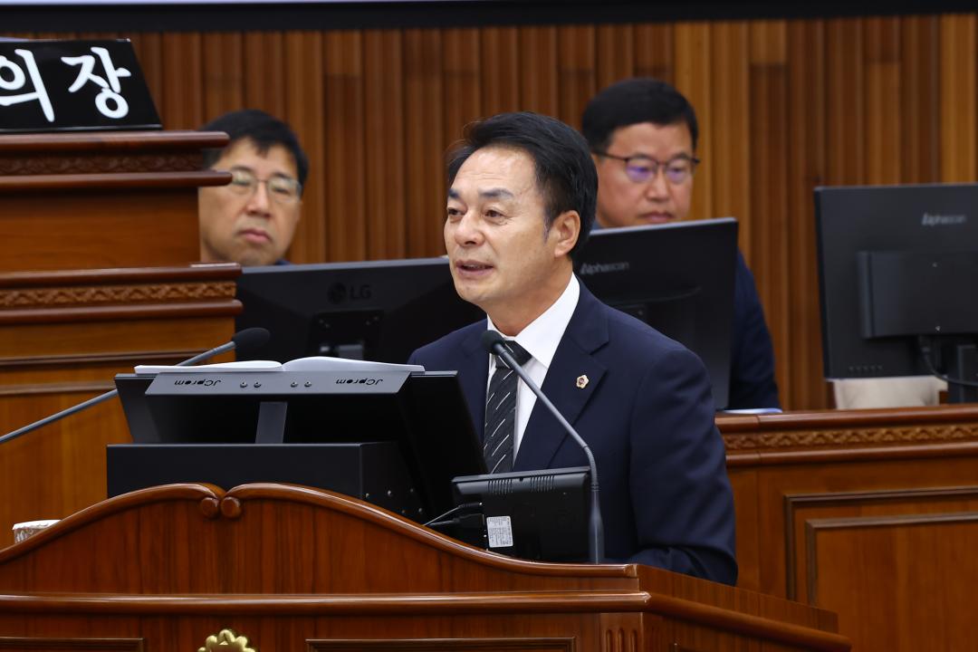 '제341회 제4차 본회의(제3차 도정 및 교육행정에 관한 질문)' 게시글의 사진(26) '2025-10-22 제341회 제4차 본회의(제3차 도정 및 교육행정에 관한 질문) (27) 강정호의원.jpg'