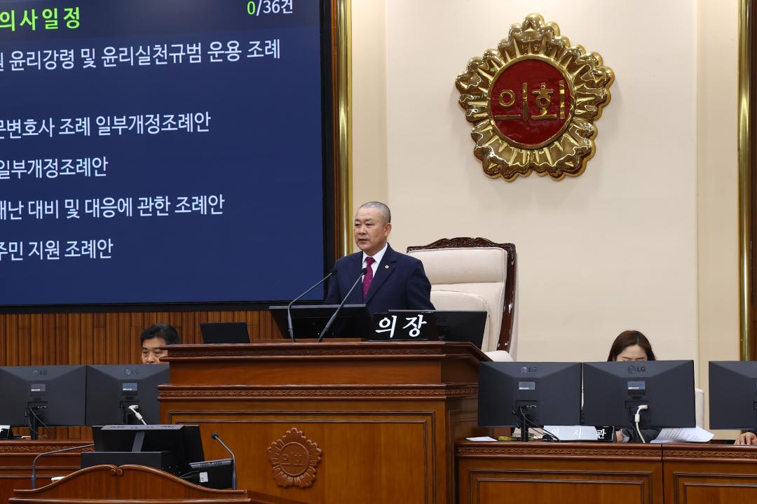 '제343회 제2차 본회의' 게시글의 사진(12) '2026-02-12 제343회 제2차 본회의 (12) 회의진행 김시성의장.jpg'