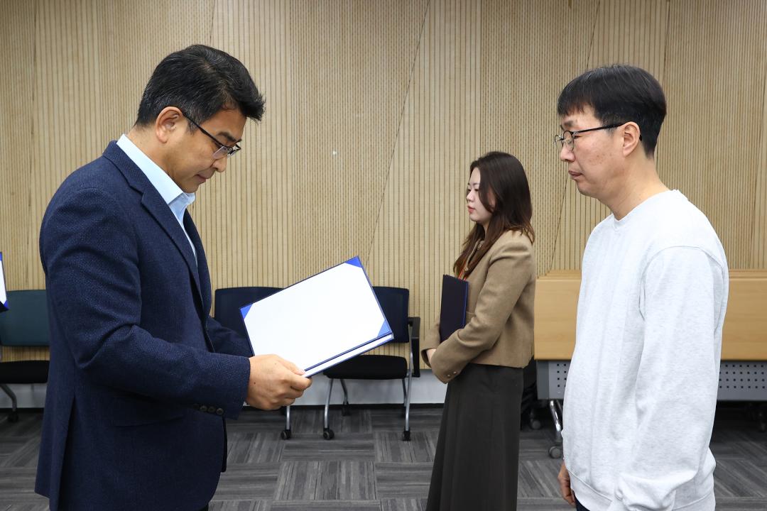 '2026년 강원특별자치도의회 인사발령 임용장 전달식' 게시글의 사진(34) '2026-01-12 2026년 강원특별자치도의회 인사발령 임용장 전달식 (34).jpg'