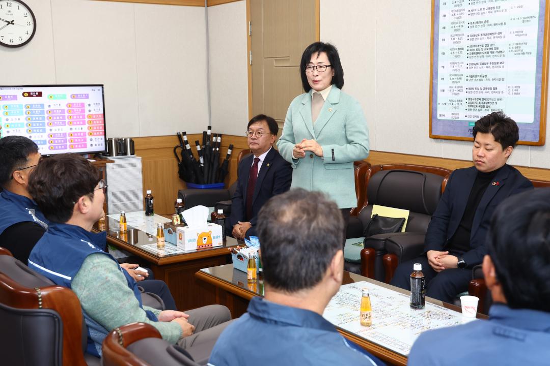 '전국공무원노동조합 소방본부 강원소방지부 안전건설위원회 감사패 전달식' 게시글의 사진(6) '2025-12-12 전국공무원노동조합 소방본부 강원소방지부 안전건설위원회 감사패 전달 (6).jpg'