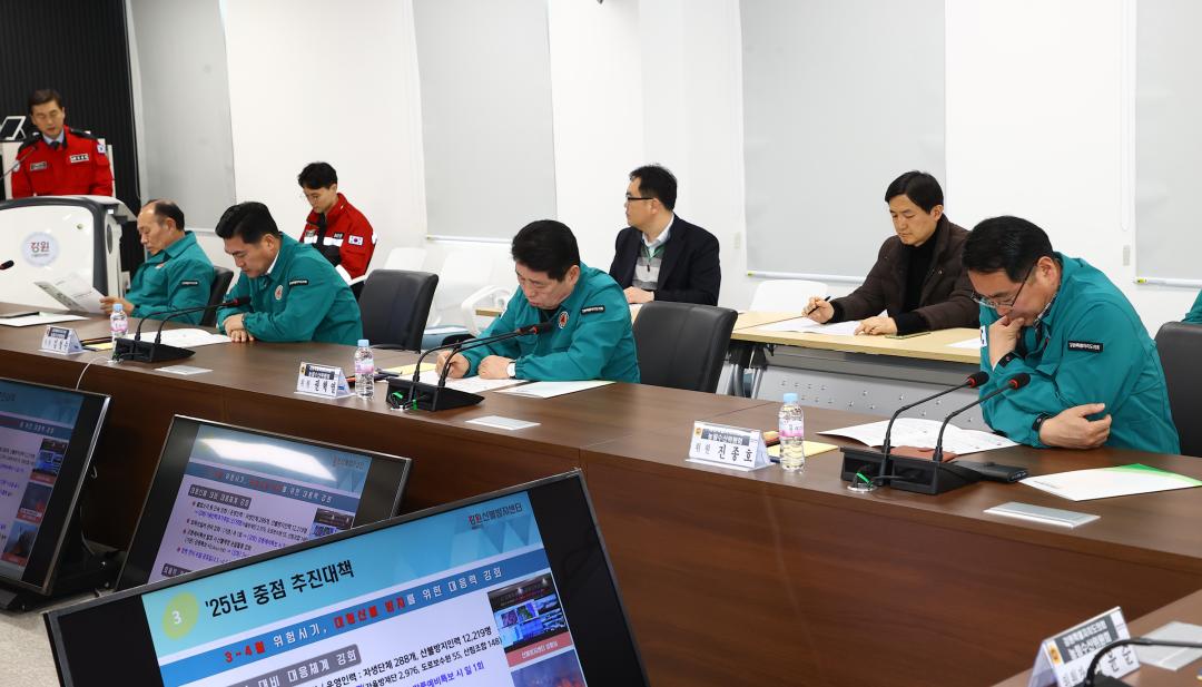 '제335회 농림수산위원회 현지시찰' 게시글의 사진(8) '2025-03-10 제335회 농림수산위원회 현지시찰(강릉 산불방지센터,산림항공관리소 ) (8).jpg'
