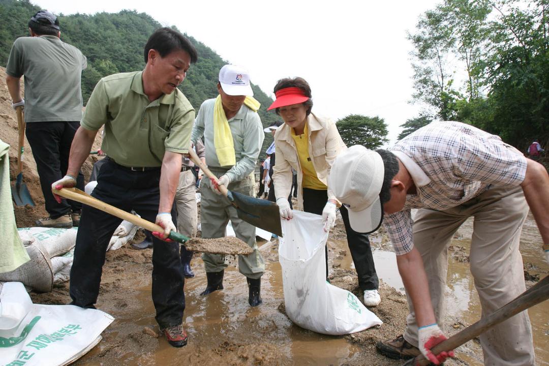 '수해지역 복구 자원봉사' 게시글의 사진(48) '2006-07-25 수해지역 복구 자원봉사 (48).JPG'