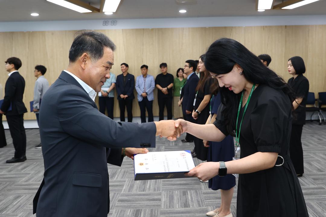 '강원특별자치도의회사무처 공무원 임용장 수여식' 게시글의 사진(24) '2025-07-22 강원특별자치도의회사무처 공무원 임용장 수여식 (24).jpg'