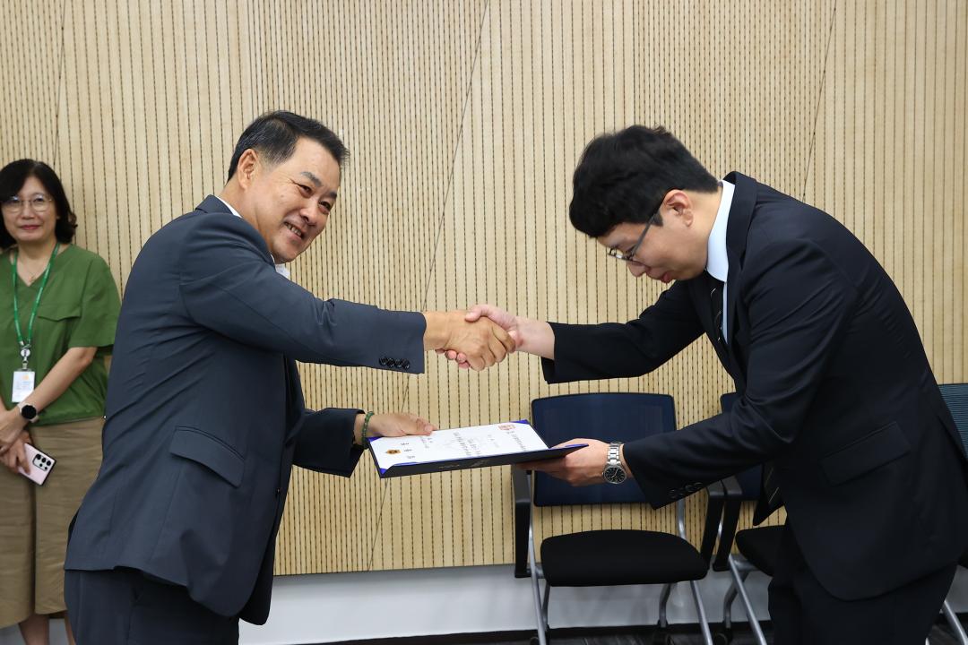 '강원특별자치도의회사무처 공무원 임용장 수여식' 게시글의 사진(36) '2025-07-22 강원특별자치도의회사무처 공무원 임용장 수여식 (36).jpg'