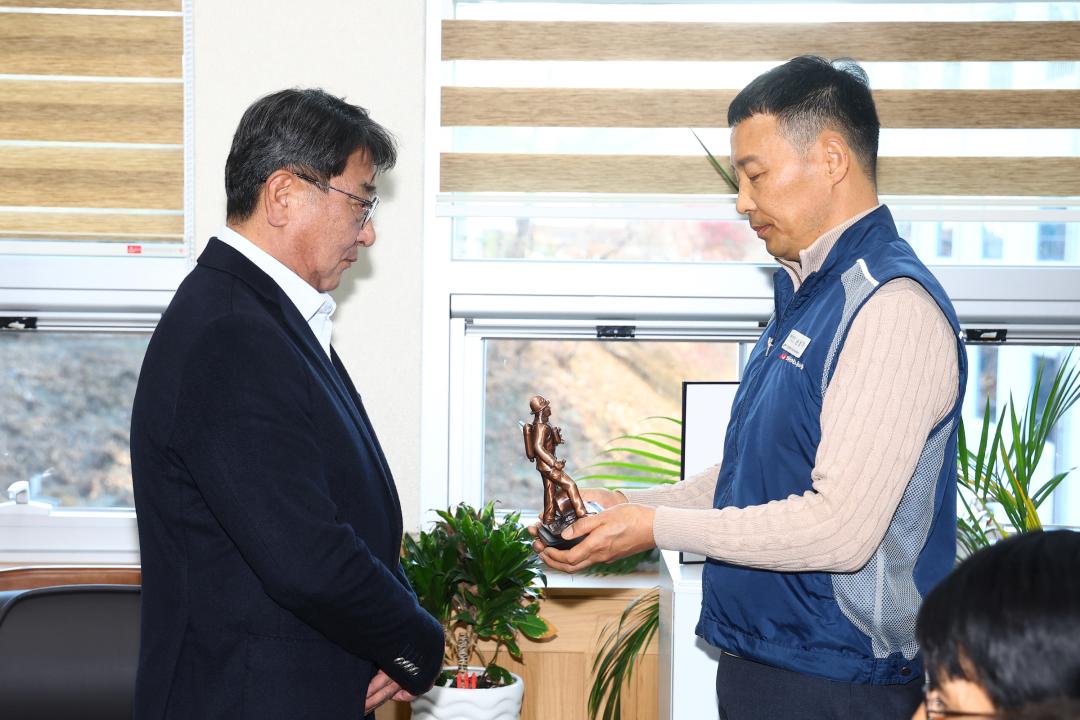 '전국공무원노동조합 소방본부 강원소방지부 안전건설위원회 감사패 전달식' 게시글의 사진(8) '2025-12-12 전국공무원노동조합 소방본부 강원소방지부 안전건설위원회 감사패 전달 (8).jpg'