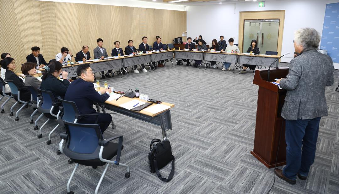 '강원특별자치도의회 글로벌문화공동체발전연구회 세미나 및 연구용역 중간보고회' 게시글의 사진(17) '2025-10-22 글로벌문화공동체발전연구회 세미나 및 연구용역 중간보고회 (17).jpg'