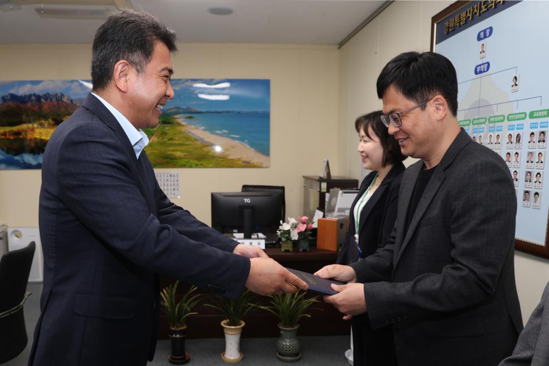 '강원특별자치도의회 임용장 수여식' 게시글의 사진(7) '2025-04-28 임용장 수여식 (5).jpg'