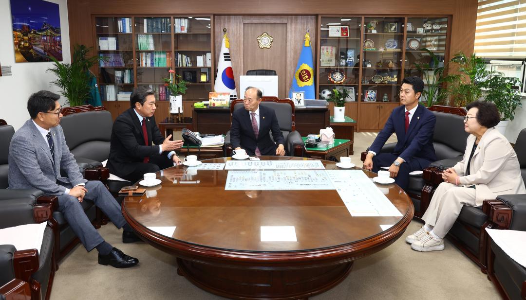 '강원특별자치도의회 방문(제10대 강원시군의장협의회 임원)' 게시글의 사진(3) '2026-09-30 강원특별자치도의회 방문(제10대 강원시군의장협의회 임원) (2).jpg'