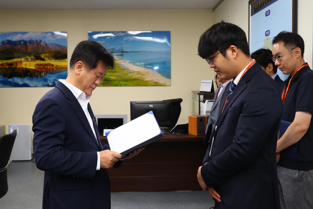 '강원특별자치도의회 인사발령장 전달식' 게시글의 사진(11) '2026-07-01 강원특별자치도의회 인사발령장 전달식 (11).jpg'