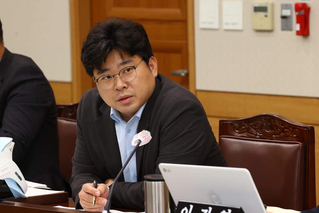 '2024년도 의회운영위원회 행정사무감사(의회사무처소관)' 게시글의 사진(84) '2024-11-06 2024년도 의회운영위원회 행정사무감사(의회사무처소관) (95).jpg'