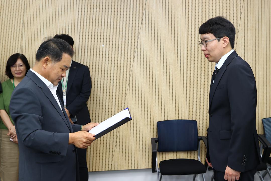 '강원특별자치도의회사무처 공무원 임용장 수여식' 게시글의 사진(35) '2025-07-22 강원특별자치도의회사무처 공무원 임용장 수여식 (35).jpg'