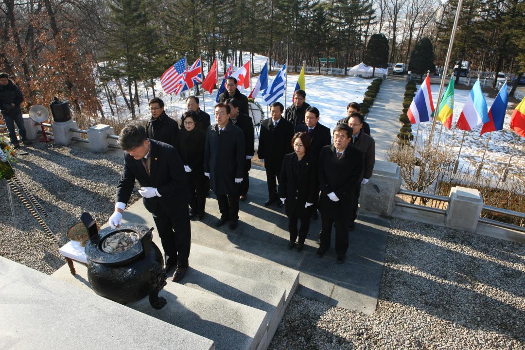 '강원도의회 신년 충렬탑 참배' 게시글의 사진(3) '2015-01-02 강원도의회 신년 충렬탑 참배 (3).jpg'