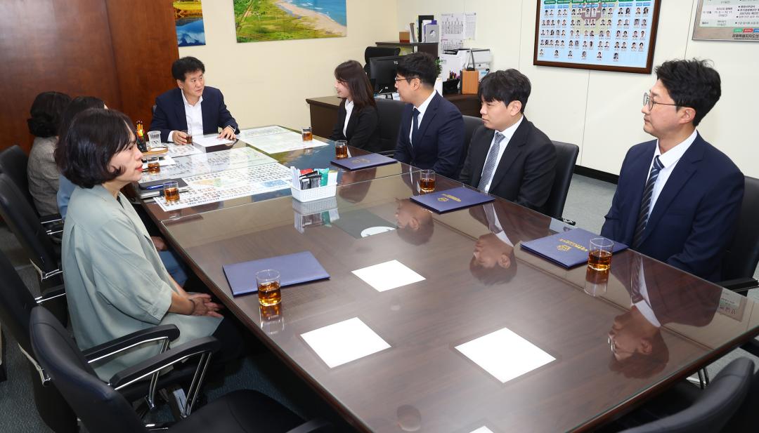 '강원특별자치도의회 신규 공무원 임용장 전달식' 게시글의 사진(14) '2026-10-01 임용장 수여식 (14).jpg'