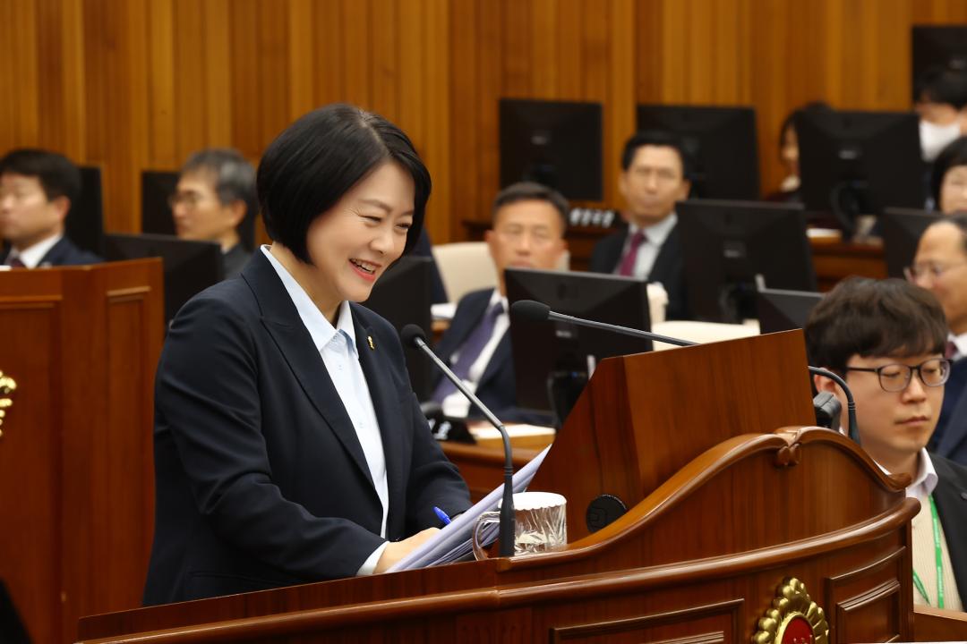 '제335회 제2차 본회의(제1차 도정 및 교육행정에 관한 질문)' 게시글의 사진(81) '2025-03-11 제335회 제2차 본회의(제1차 도정 및 교육행정에 관한 질문) (81) 박윤미 의원.jpg'