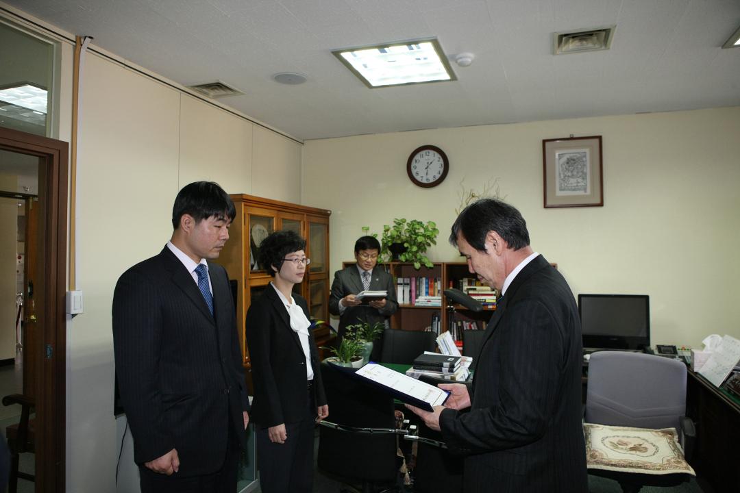 '의회사무처직원 임용장 전수' 게시글의 사진(2) '2010-10-18 의회사무처직원 임용장 전수 (2).jpg'