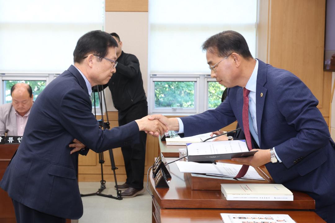 '제336회(폐회중) 제2차 강원특별자치도경제진흥원 인사청문특별위원회' 게시글의 사진(12) '2025-05-07 제336회 제2차 강원특별자치도경제진흥원 인사청문특별위원회 (12).jpg'