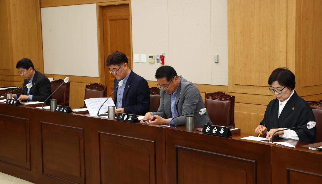 '제337회 제3차 강원특별자치도경제진흥원장 인사청문특별위원회' 게시글의 사진(8) '2025-05-12 제337회 제3차 강원특별자치도경제진흥원 인사청문특별위원회 (8).jpg'