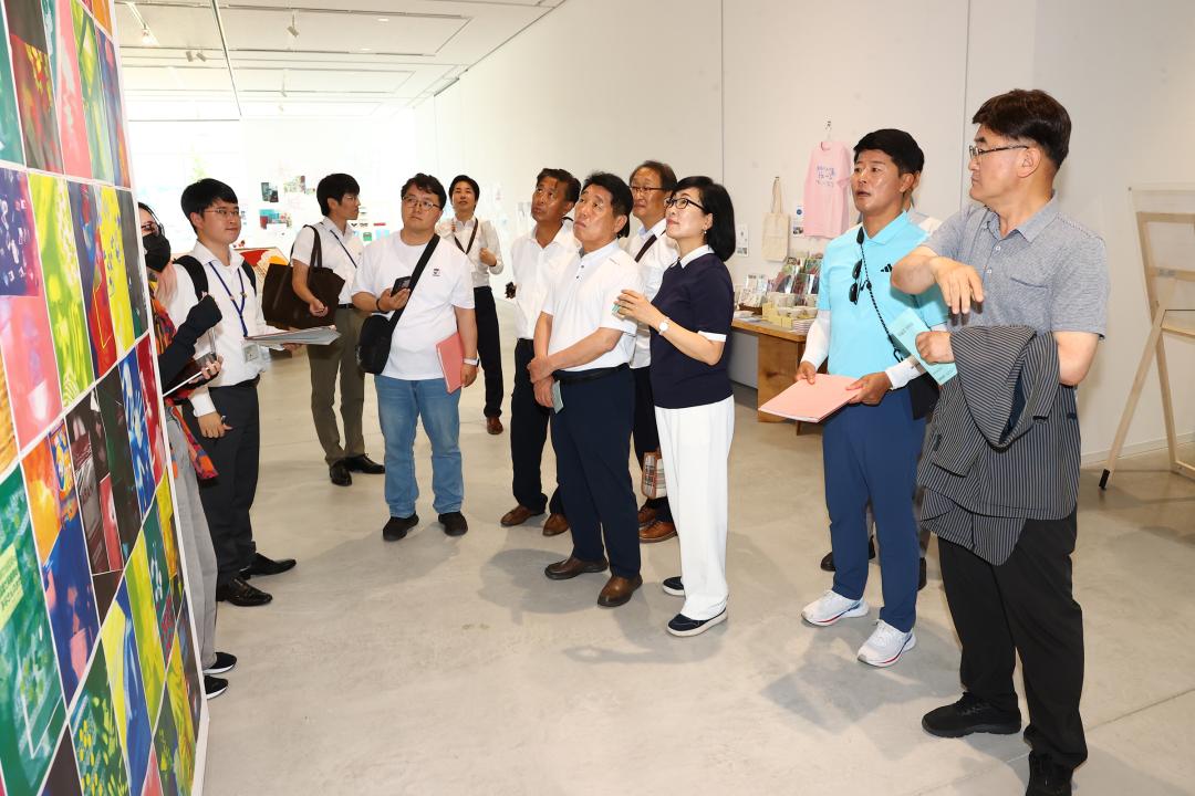 '강원특별자치도의회 한일국제교류협회 2025년 일본 돗토리현 방문' 게시글의 사진(28) '2025-07-29 강원특별자치도의회 한일국제교류협회 2025년 일본 돗토리현 방문 (41)_02_돗토리 현립미술관 시찰.jpg'