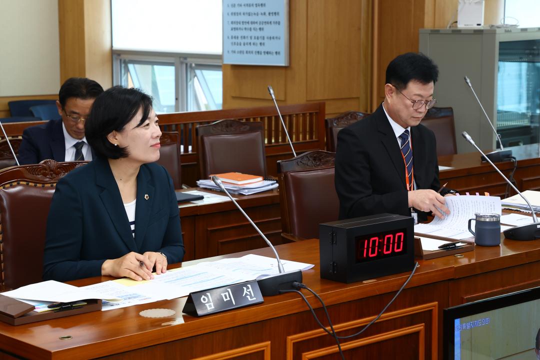 '제341회 제1차 경제산업위원회' 게시글의 사진(4) '2025-10-14 제341회 제1차 경제산업위원회 (4).jpg'