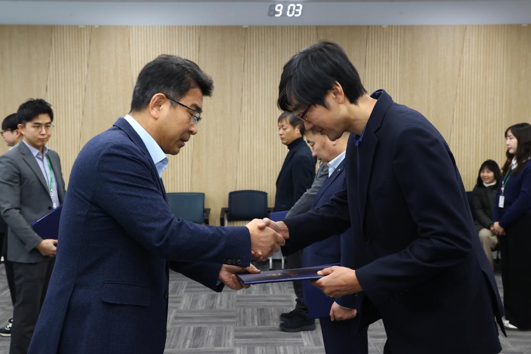 '2026년 강원특별자치도의회 인사발령 임용장 전달식' 게시글의 사진(19) '2026-01-12 2026년 강원특별자치도의회 인사발령 임용장 전달식 (19).jpg'