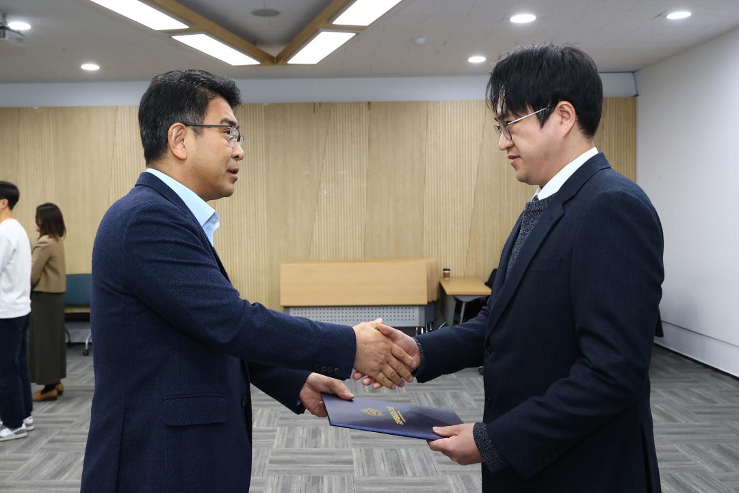 '2026년 강원특별자치도의회 인사발령 임용장 전달식' 게시글의 사진(43) '2026-01-12 2026년 강원특별자치도의회 인사발령 임용장 전달식 (43).jpg'