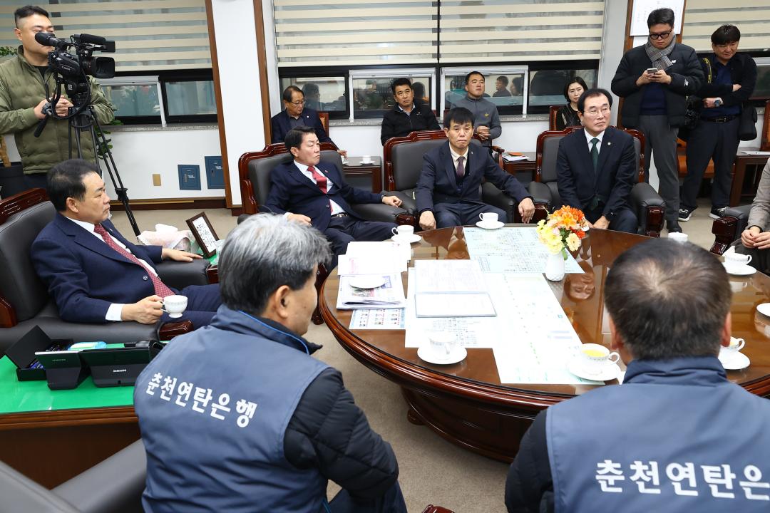 '2025년 강원특별자치도의회 사랑의 연탄 기부 전달식' 게시글의 사진(19) '2025-11-27 2025년 강원특별자치도의회 사랑의 연탄 기부 전달식 (18).jpg'