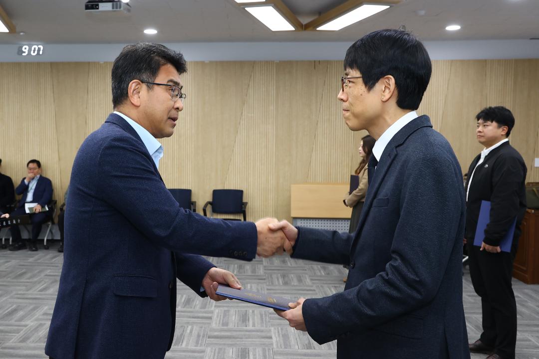 '2026년 강원특별자치도의회 인사발령 임용장 전달식' 게시글의 사진(41) '2026-01-12 2026년 강원특별자치도의회 인사발령 임용장 전달식 (41).jpg'