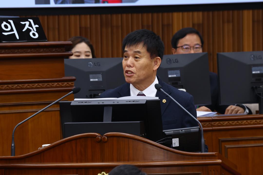 '제344회 제2차 본회의(2026년도 제1회 도정 및 교육행정에 관한 질문)' 게시글의 사진(17) '2026-04-02 제344회 제2차본회의(2026년도 제1회 도정 및 교육행정에 관한 질문) (17) 이영욱 의원.jpg'