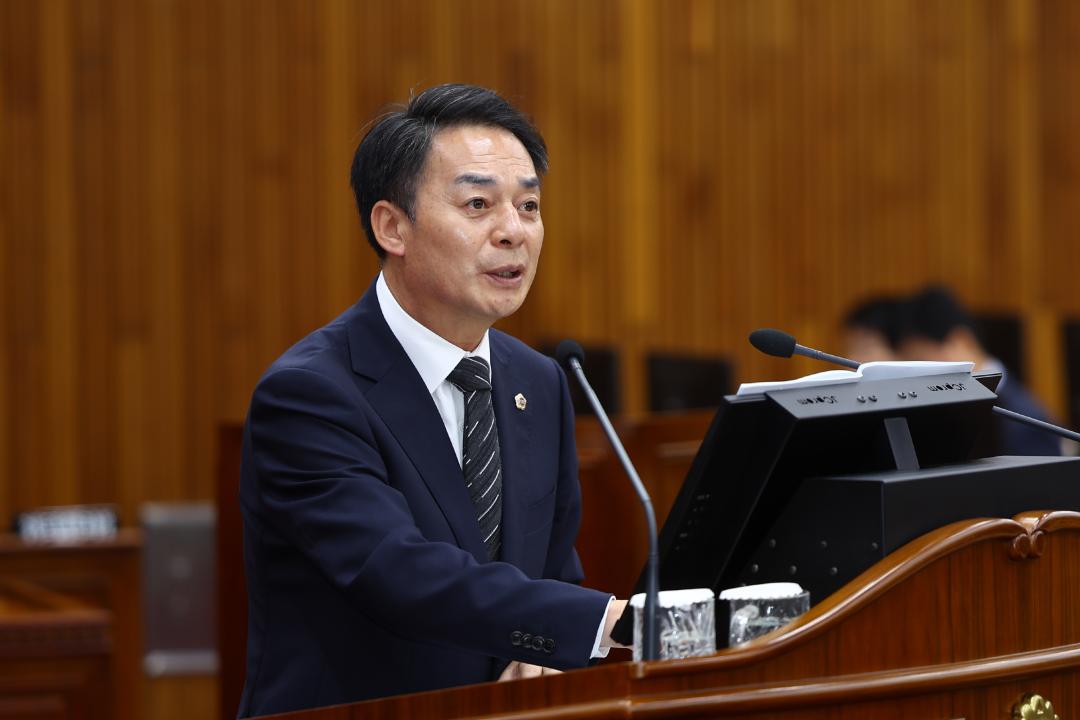 '제341회 제4차 본회의(제3차 도정 및 교육행정에 관한 질문)' 게시글의 사진(19) '2025-10-22 제341회 제4차 본회의(제3차 도정 및 교육행정에 관한 질문) (20) 강정호의원.jpg'