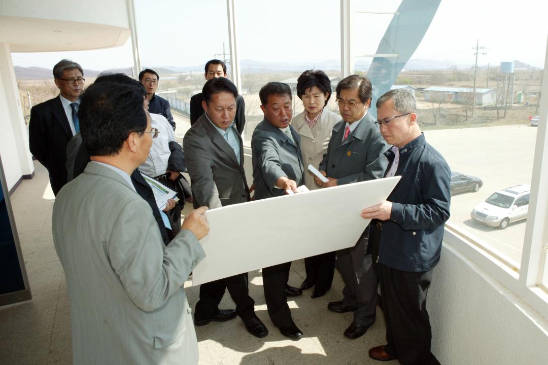 '철원 평화 문화광장 조성공사장 현지시찰' 게시글의 사진(26) '2009-04-14 철원 평화 문화광장 조성공사장 현지시찰 (26).jpg'