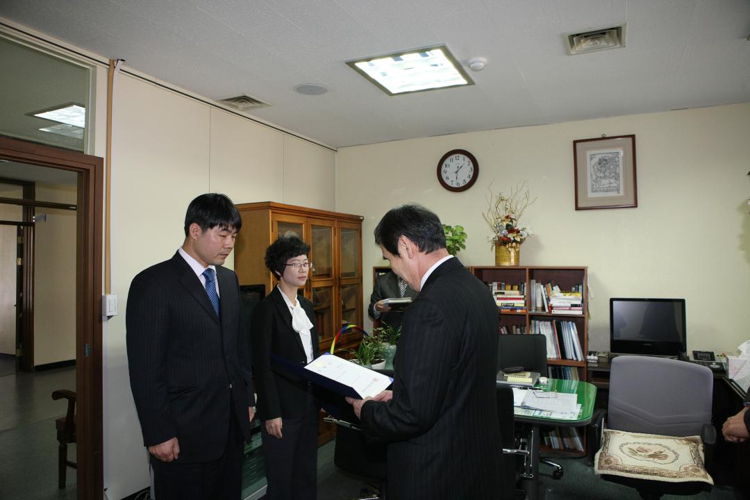 '의회사무처직원 임용장 전수' 게시글의 사진(5) '2010-10-18 의회사무처직원 임용장 전수 (5).jpg'