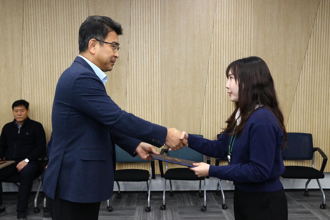 '2026년 강원특별자치도의회 인사발령 임용장 전달식' 게시글의 사진(31) '2026-01-12 2026년 강원특별자치도의회 인사발령 임용장 전달식 (31).jpg'