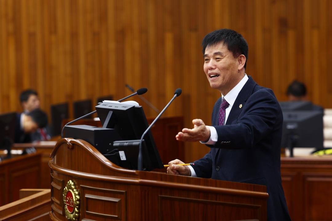 '제344회 제2차 본회의(2026년도 제1회 도정 및 교육행정에 관한 질문)' 게시글의 사진(39) '2026-04-02 제344회 제2차본회의(2026년도 제1회 도정 및 교육행정에 관한 질문) (39) 이영욱 의원.jpg'
