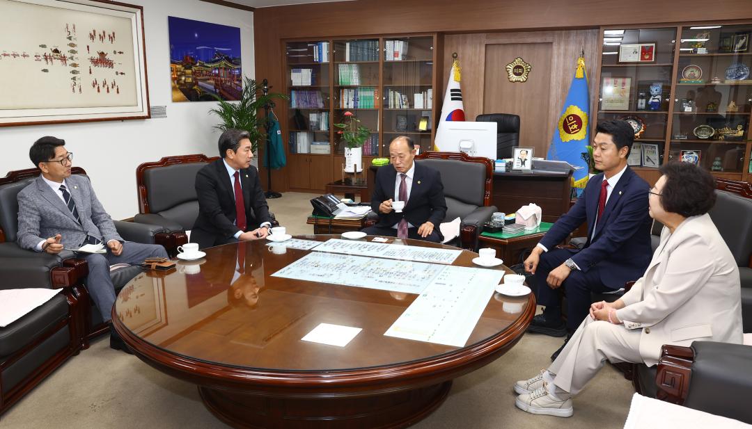 '강원특별자치도의회 방문(제10대 강원시군의장협의회 임원)' 게시글의 사진(9) '2026-09-30 강원특별자치도의회 방문(제10대 강원시군의장협의회 임원) (8).jpg'