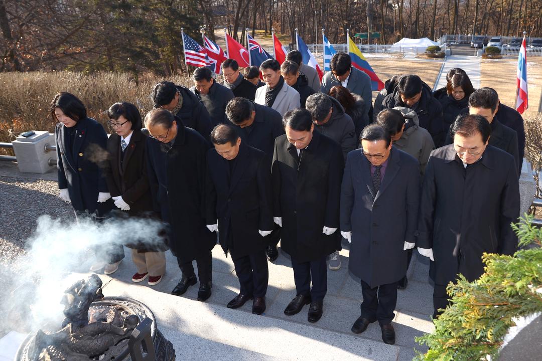 '2026년 강원특별자치도의회 충렬탑 신년참배' 게시글의 사진(8) '2026-01-02  2026년 강원특별자치도의회 충렬탑 신년참배 (8).jpg'