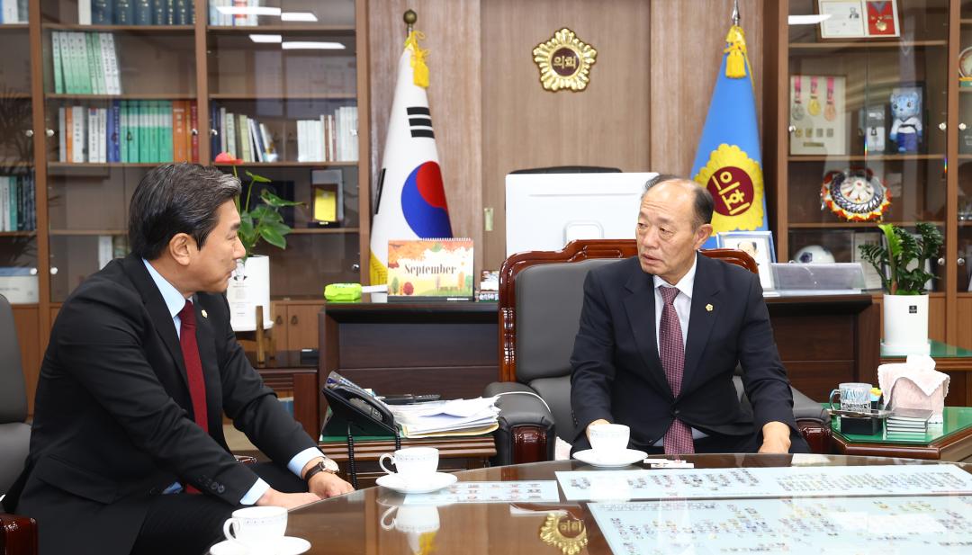 '강원특별자치도의회 방문(제10대 강원시군의장협의회 임원)' 게시글의 사진(7) '2026-09-30 강원특별자치도의회 방문(제10대 강원시군의장협의회 임원) (6).jpg'