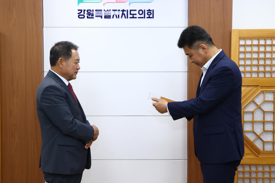 '제11대 후반기 강원특별자치도의회 의장 및 운영위원장 감사패 전달식' 게시글의 사진(2) '2026-06-17 제11대 후반기 강원특별자치도의회 의장 및 운영위원장 감사패 전달식 (2).jpg'