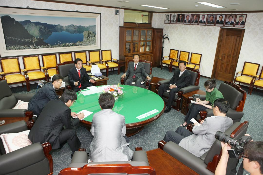 '제8대 전반기 의장단 기자회견 ' 게시글의 사진(18) '2010-07-05 제8대 전반기 의장단 기자회견  (18).jpg'